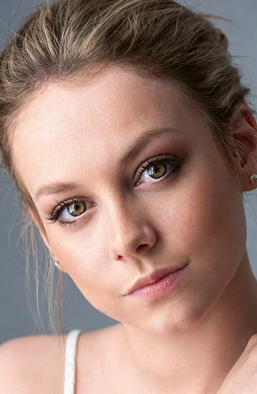 Эстер Экспозито